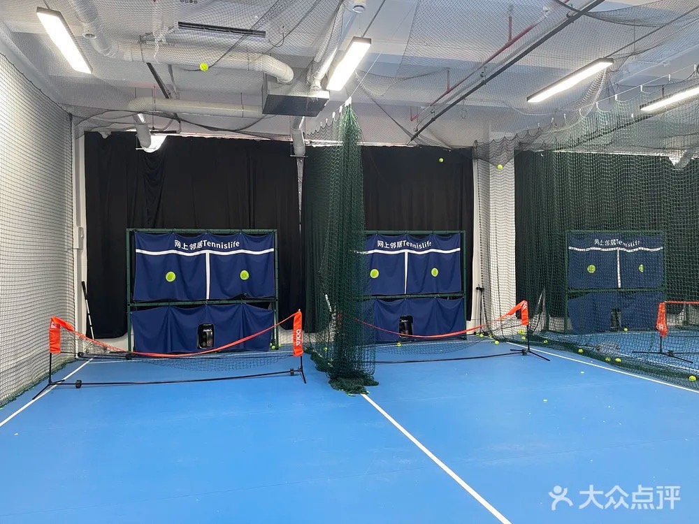 Tennislife 网上邻居网球学练馆位于广东省广州市越秀区地址:广州市越秀区广州大道中289号289艺术创意园印报楼3楼312-313室,可在网球地图查看广州市网球场订场方式。提供学练馆等场地。场馆设施包括洗手间、饮料售卖、发球机、可租球、可租…